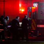 Operatori sanitari in soccorso dei numerosi feriti a seguito degli scontri