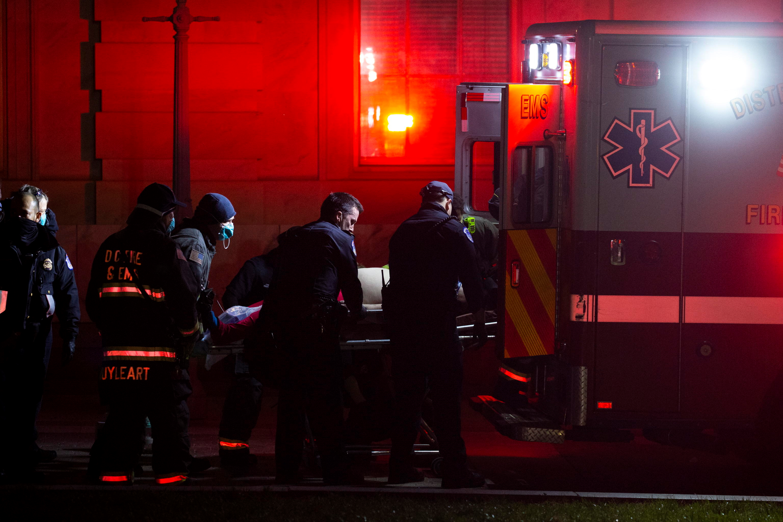 Operatori sanitari in soccorso dei numerosi feriti a seguito degli scontri