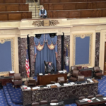 Fan di Trump irrompe al Senato e occupa lo scranno di Pence