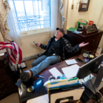 Manifestante prende possesso dello studio di Nancy Pelosi