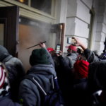 I sostenitori di Trump assaltano gli ingressi del Campidoglio