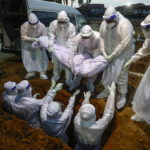A causa dell’emergenza sanitaria, in Malesia, i morti per Covid vengono sepolti senza bara