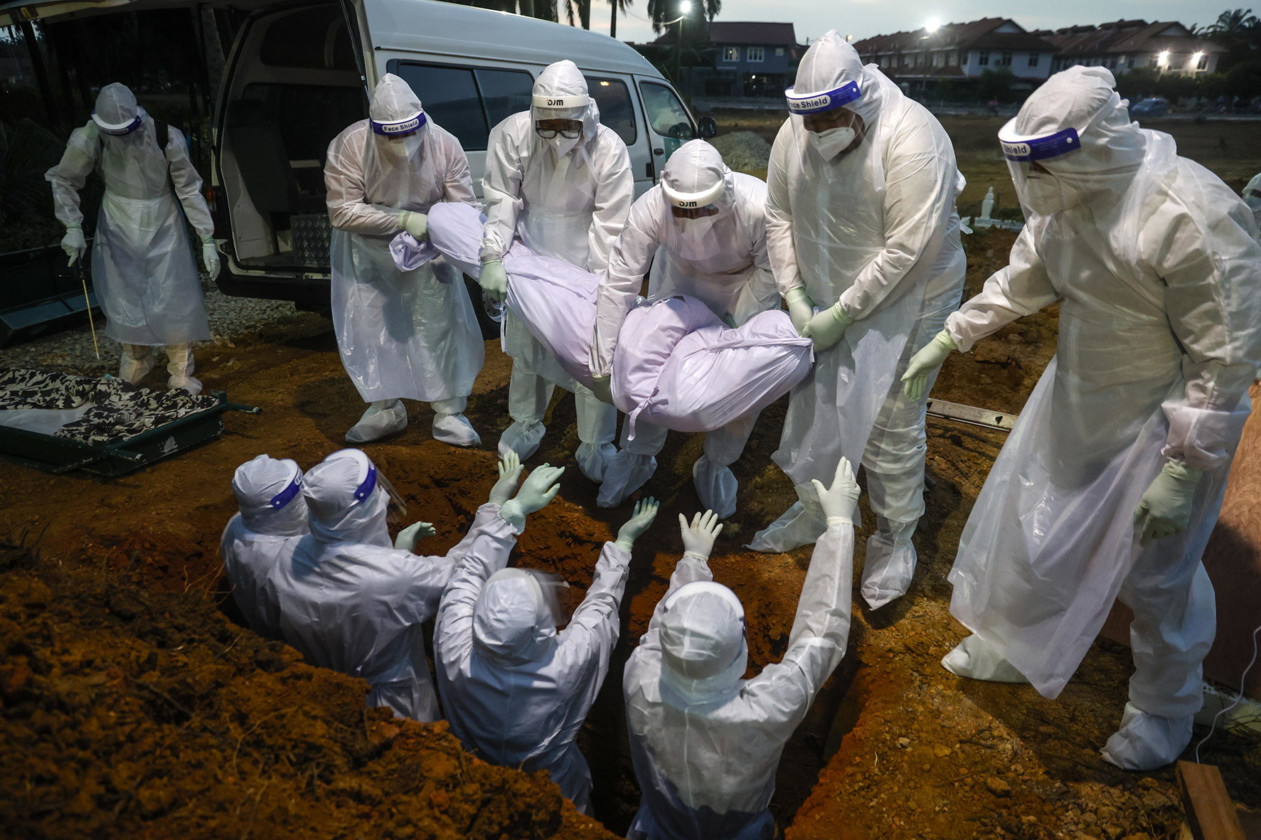 A causa dell’emergenza sanitaria, in Malesia, i morti per Covid vengono sepolti senza bara