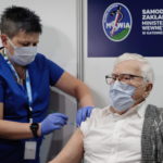 In Polonia Wlodzimierz Czechowski è il primo over 80 a ricevere il vaccino per il Covid