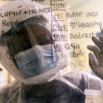 In un ospedale californiano, un’infermiera controlla lo stato di salute di un paziente in terapia intensiva