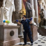 Dettaglio sulle pulizie ai beni danneggiati durante la protesta