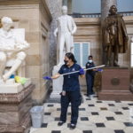 secondo dettaglio sulle pulizie ai beni danneggiati dai simpatizzanti di Trump