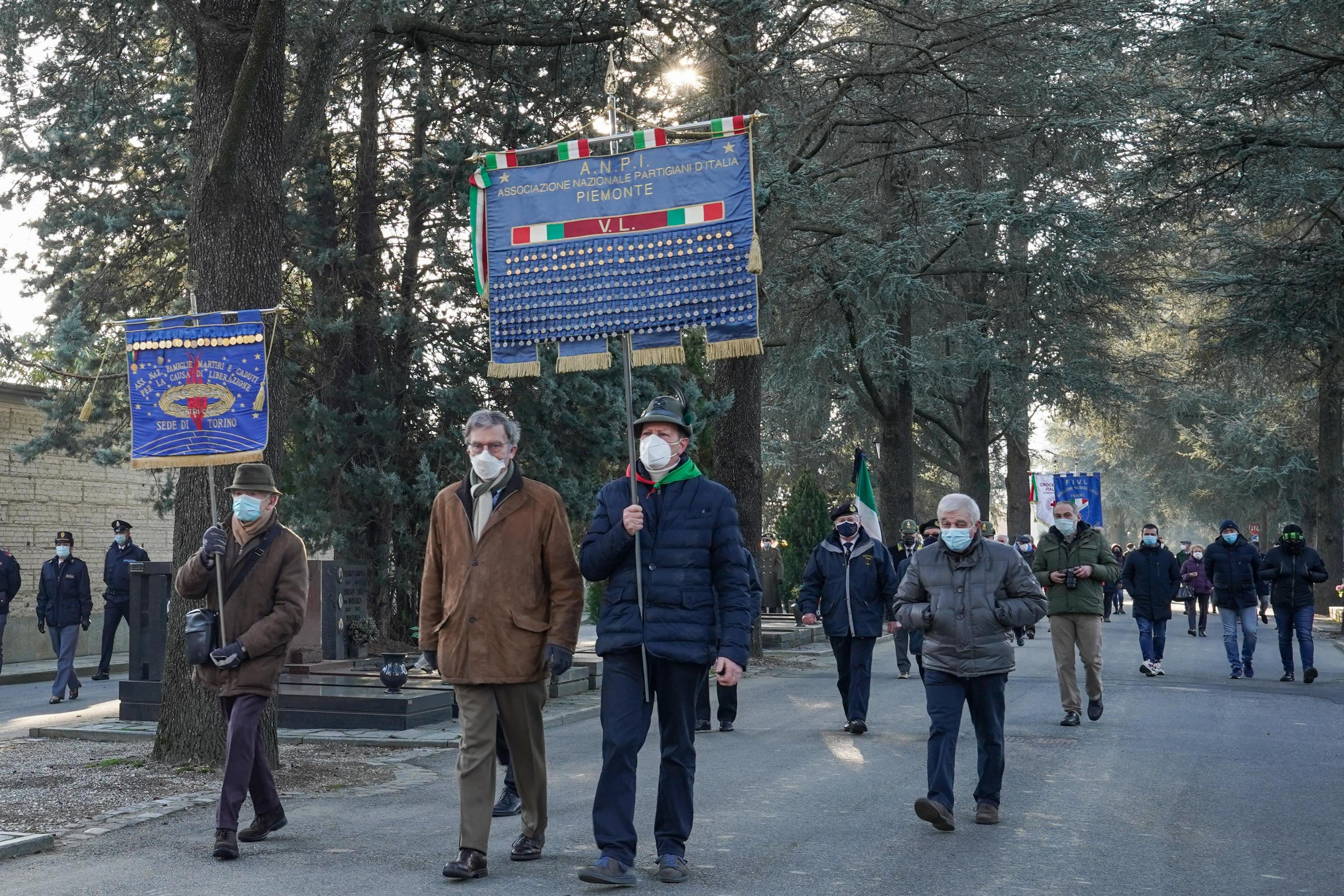 Membri dell'Associazione nazionale partigiani d'Italia al cimitero monumentale di Torino