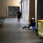 Un senzatetto all'interno della stazione