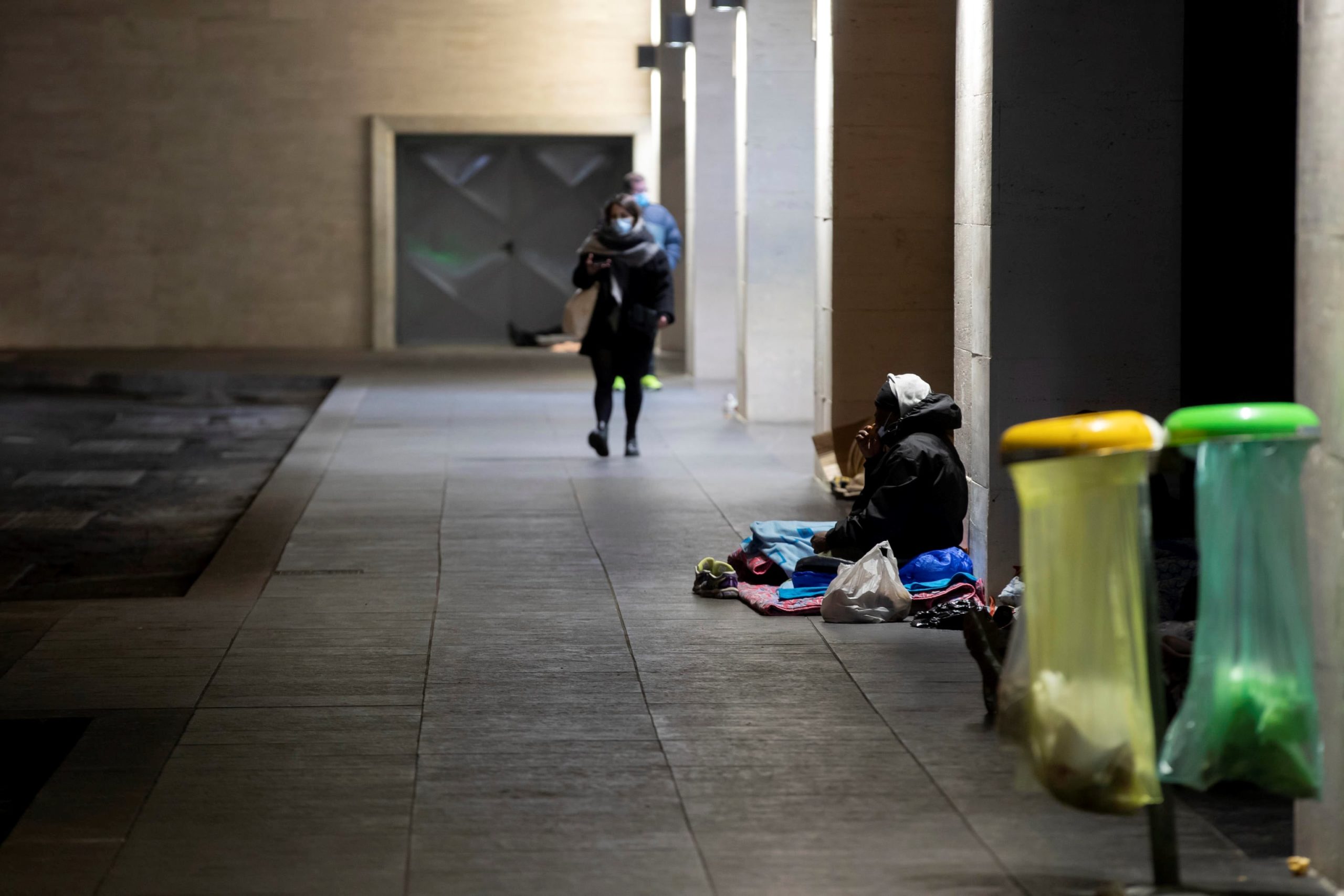 Un senzatetto all'interno della stazione
