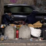 Due senzatetto in evidenti condizioni di degrado