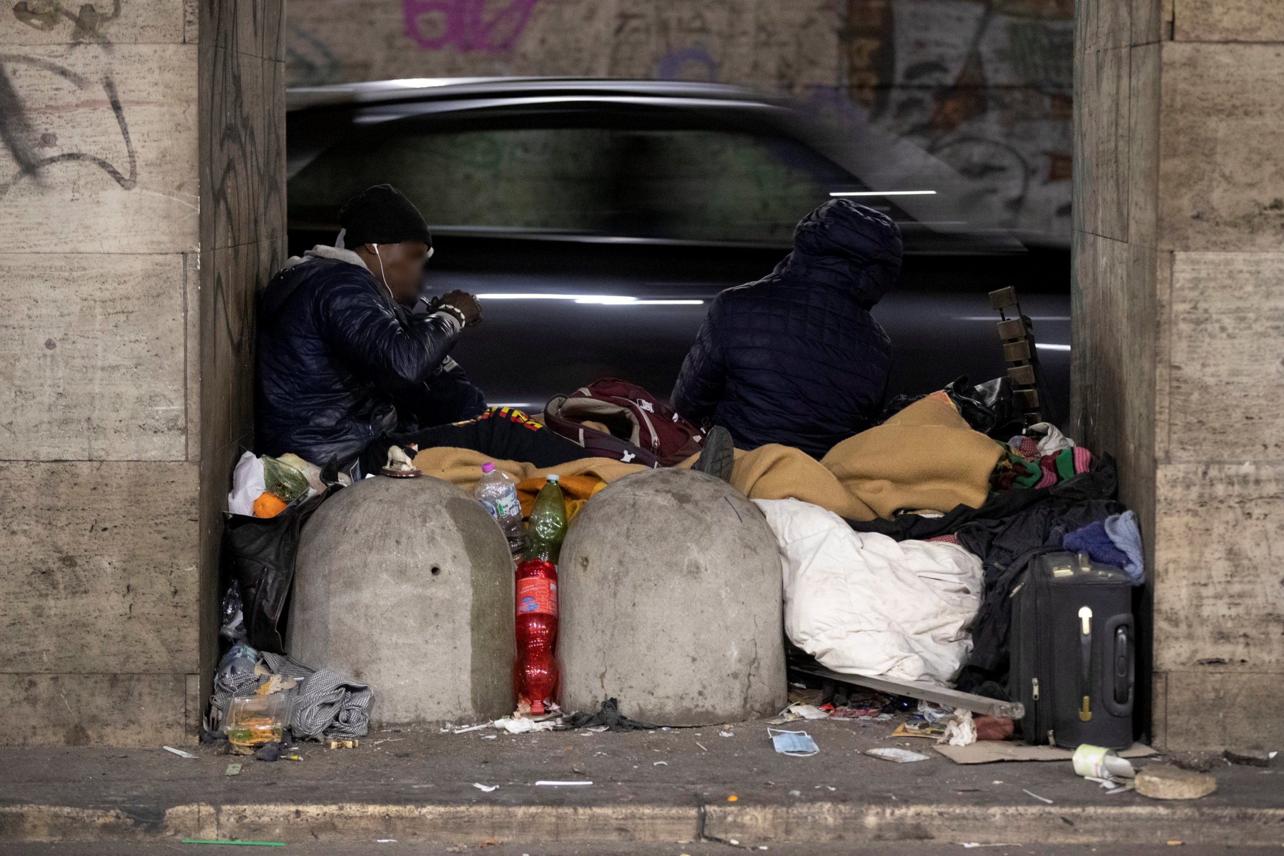 Due senzatetto in evidenti condizioni di degrado