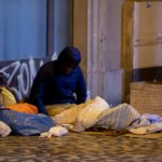 Un senzatetto si ripara sotto i portici