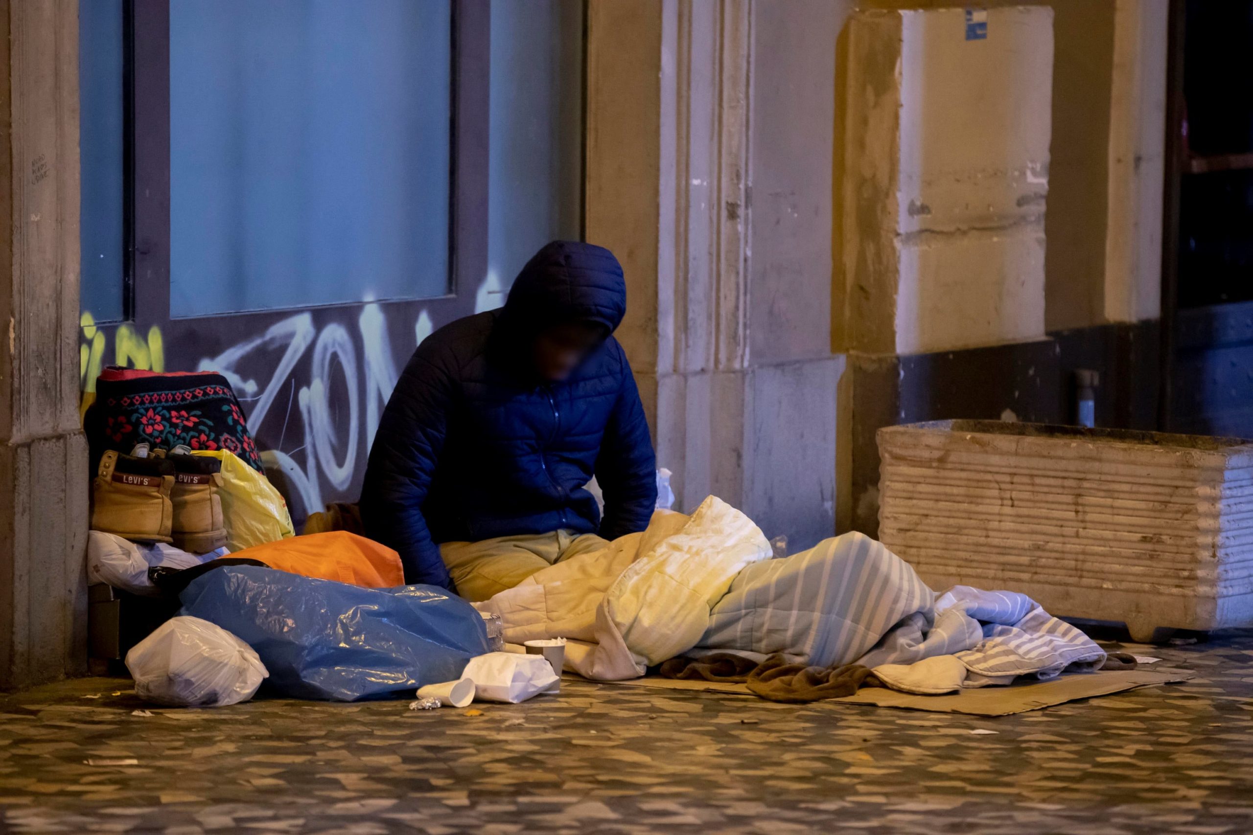 Un senzatetto si ripara sotto i portici