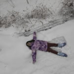 Una bambina di New York gioca con la neve