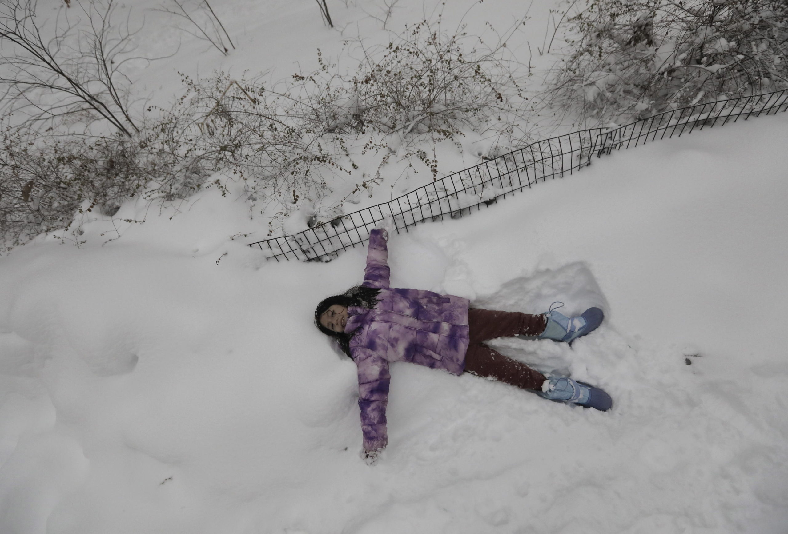 Una bambina di New York gioca con la neve
