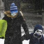 La bufera colpisce gli abitanti per strada a New York