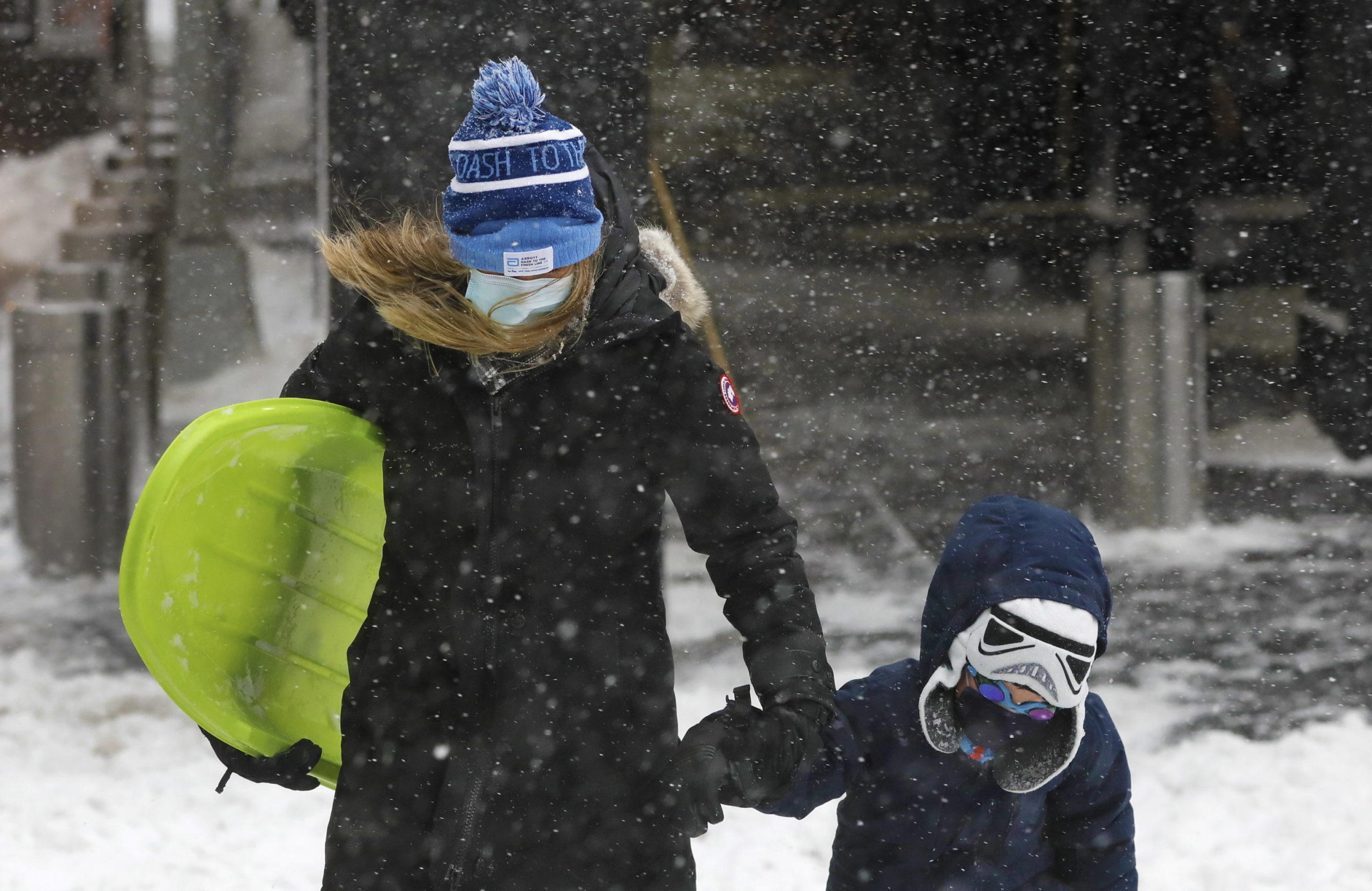 La bufera colpisce gli abitanti per strada a New York