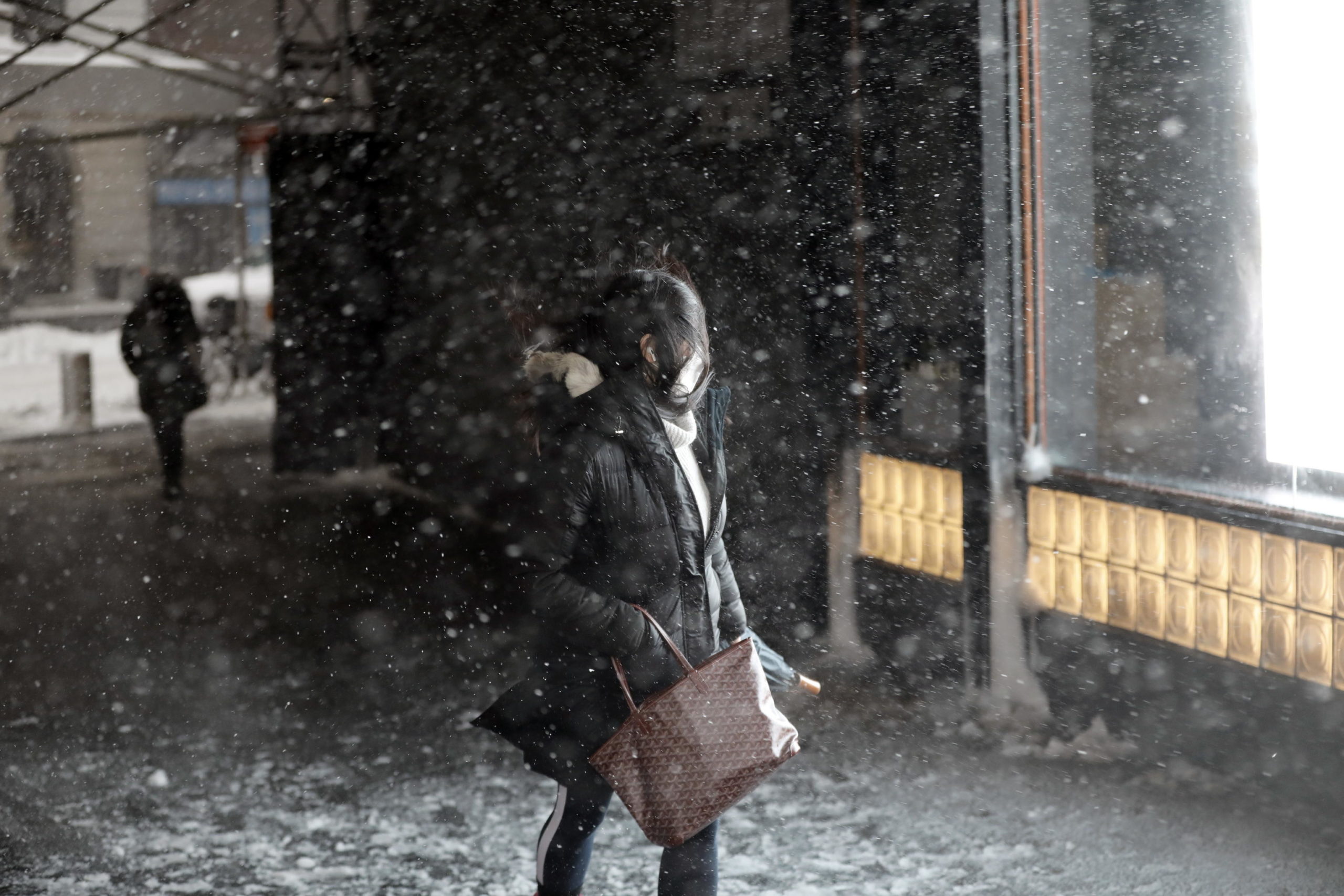 Una ragazza tra la neve che continua a cadere