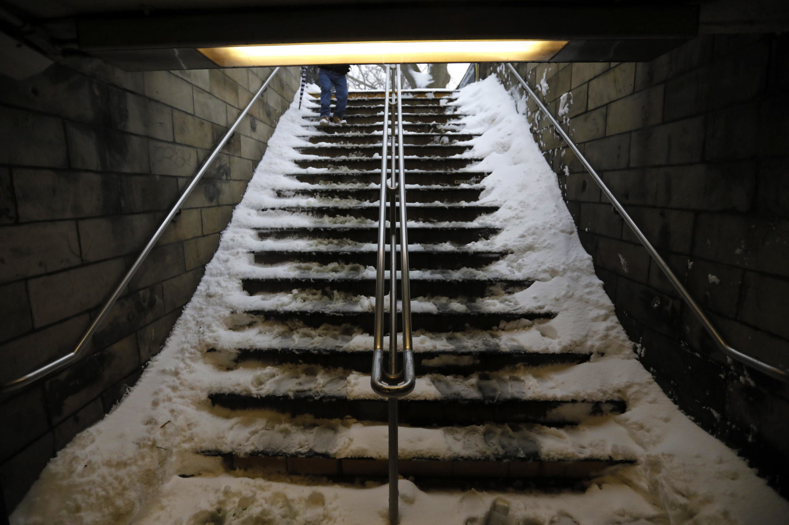 Le scale della metropolitana sono ghiacciate