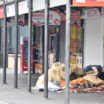 Un senzatetto sdraiato all'esterno della stazione Termini di Roma