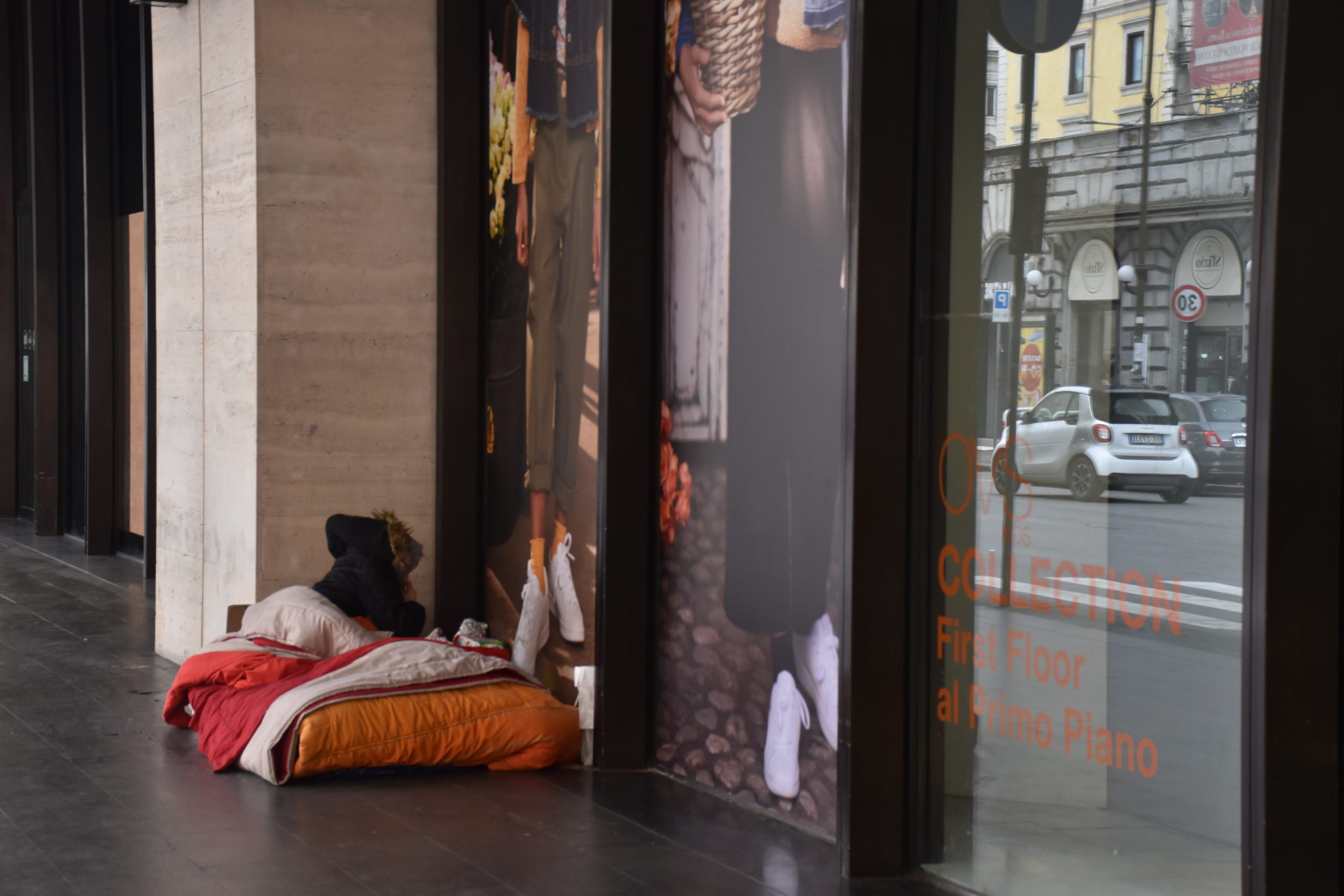 Un senza fissa dimora vicino all'ingresso principale della stazione Termini