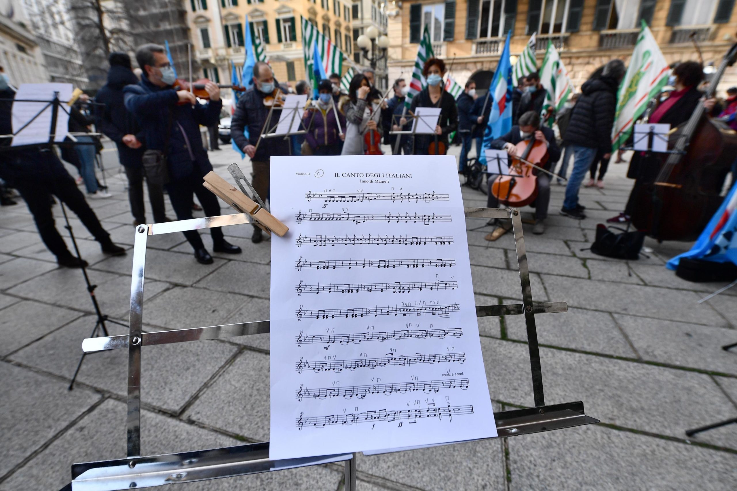 Lo spartito con l'inno italiano