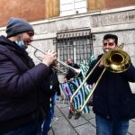 Trombettisti si uniscono al concerto davanti alla Prefettura