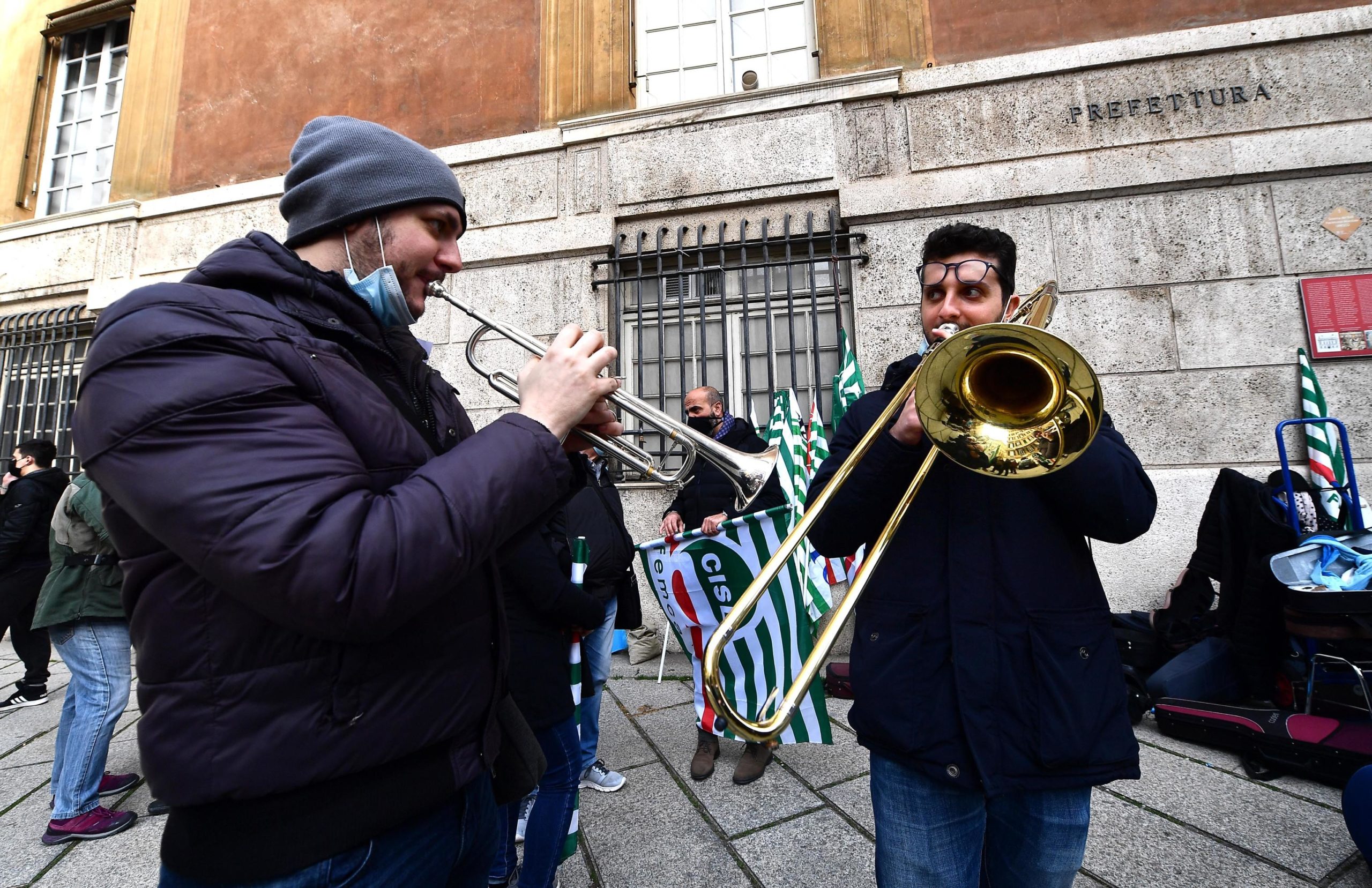 Trombettisti si uniscono al concerto davanti alla Prefettura