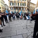 Lavoratori dello spettacolo di fronte la prefettura di Genova