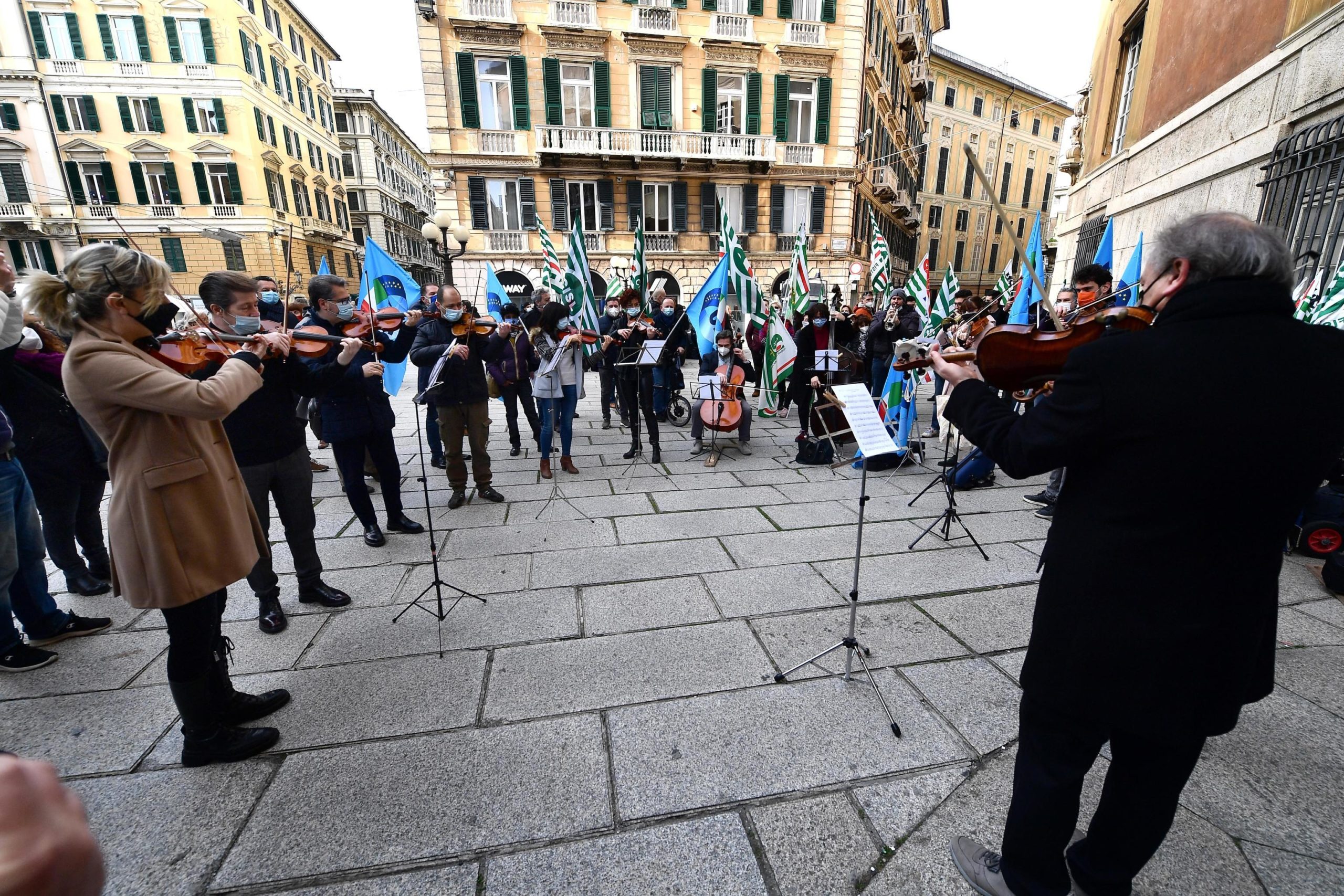 Lavoratori dello spettacolo di fronte la prefettura di Genova