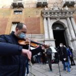 I manifestanti suonano in segno di protesta