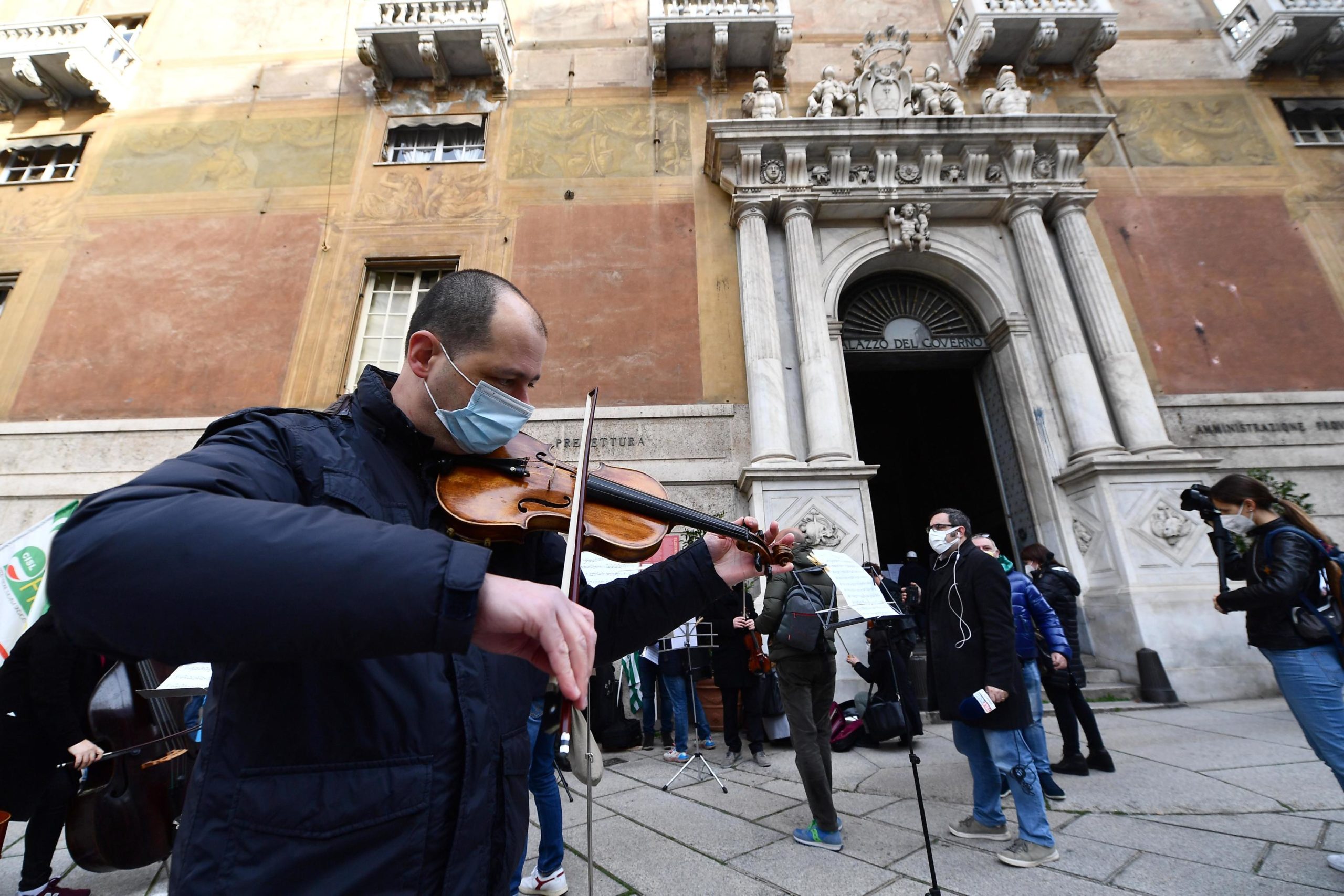I manifestanti suonano in segno di protesta