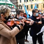 Manifestanti suonano l'inno di Mameli in piazza