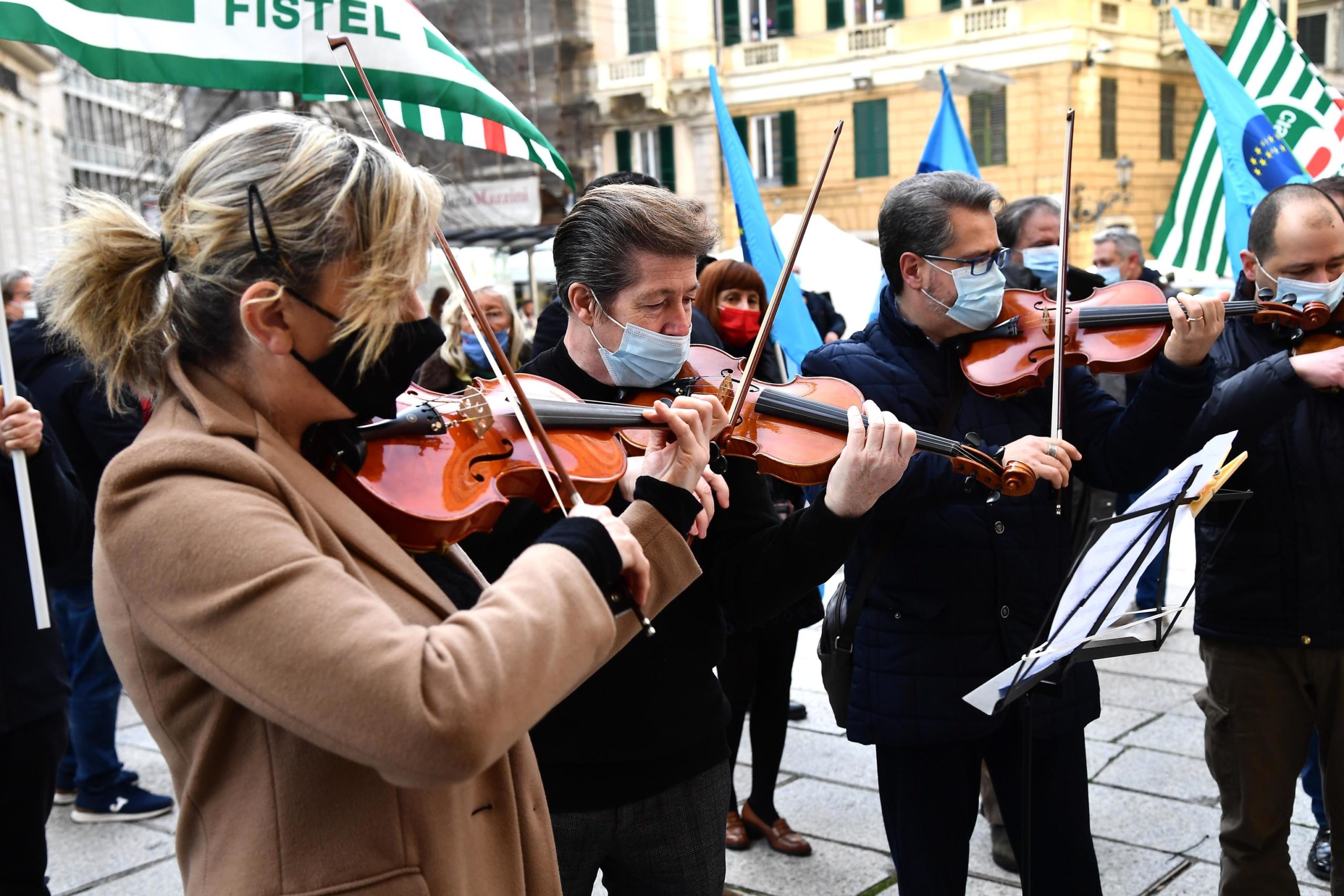 Manifestanti suonano l'inno di Mameli in piazza
