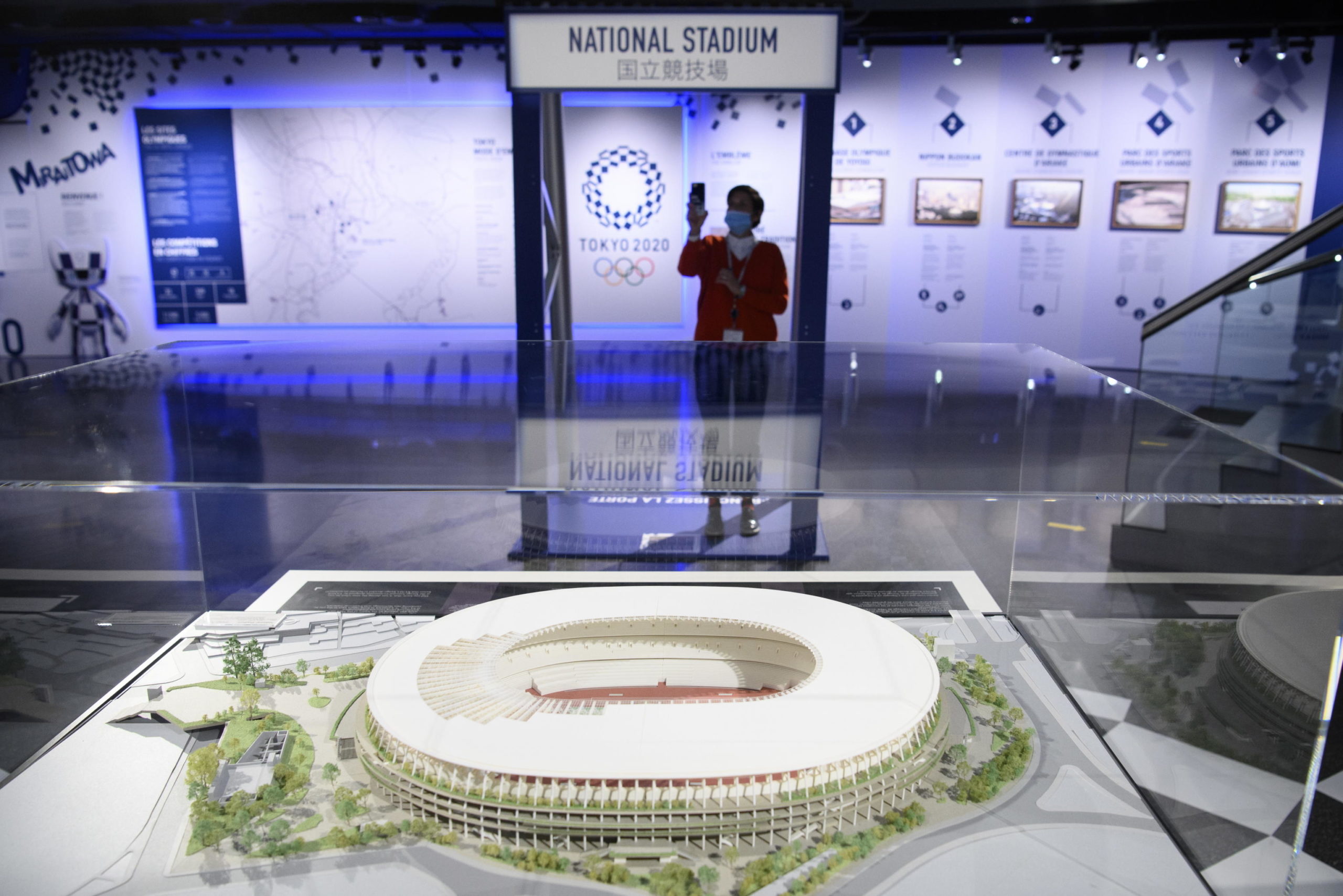 Un visitatore fotografa il modellino dello Stadio Nazionale