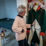 La costumista francese Nelly Graillot prepara un'uniforme storica di Napoleone