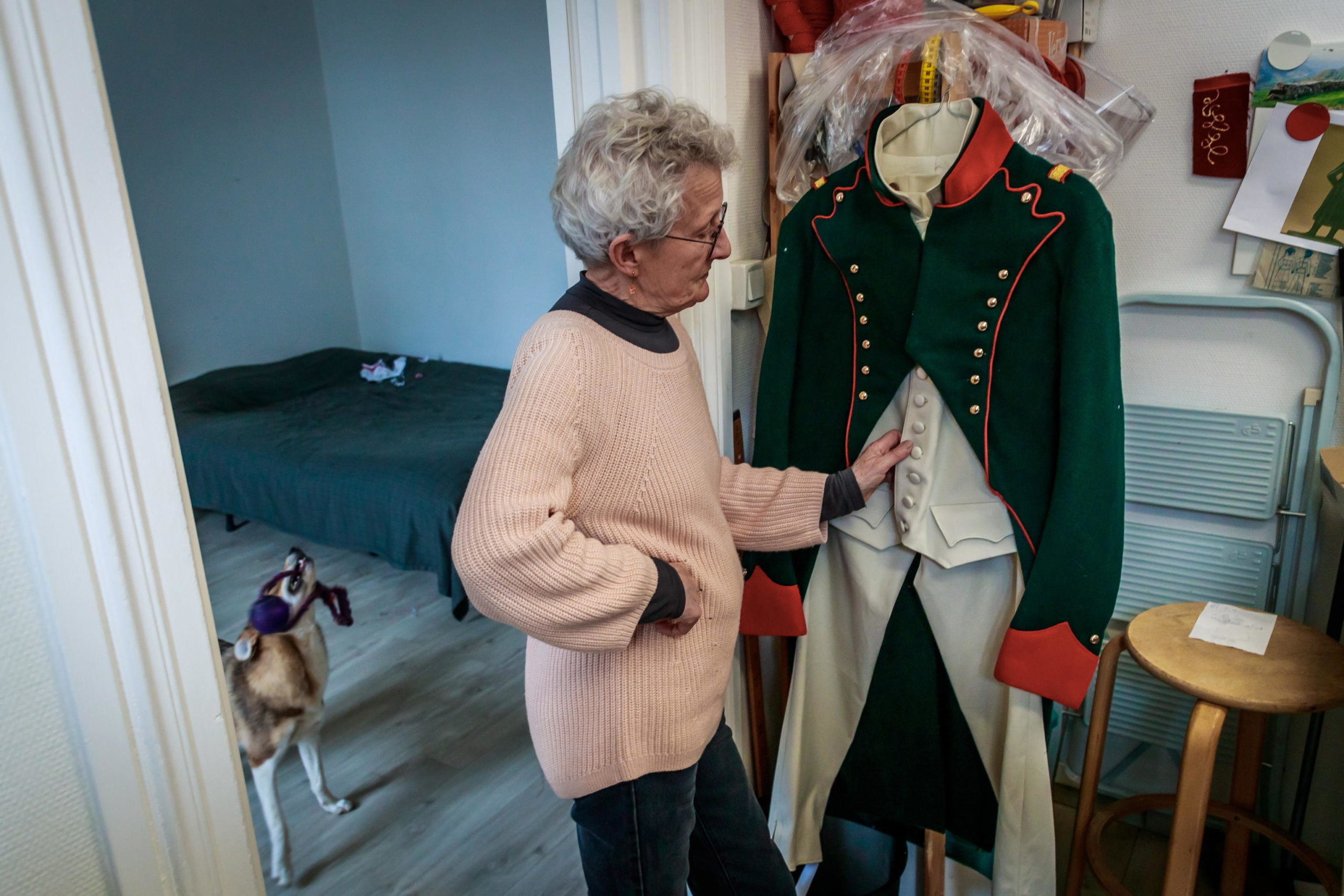 La costumista francese Nelly Graillot prepara un'uniforme storica di Napoleone