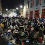 I manifestanti indossano le mascherine ma alcune veglie, nei giorni scorsi, non state autorizzate a causa del Covid