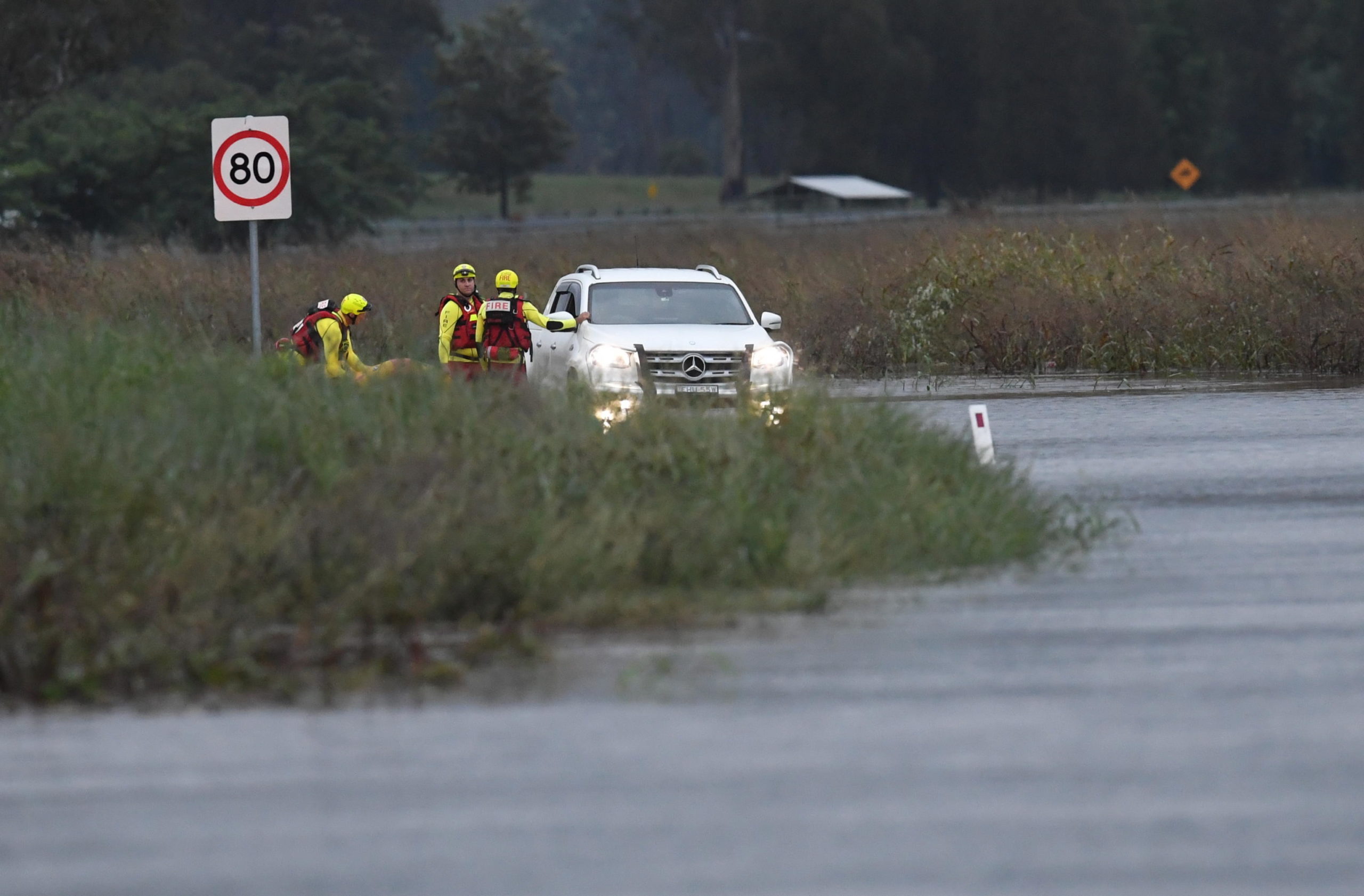Una macchina nell'Hunter Valley bloccata dall'alluvione