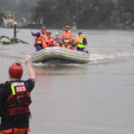 Soccoritori salvano una famiglia a Byron Bay