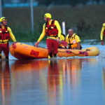 Gommoni di soccoritori nei pressi della diga di Warragamba