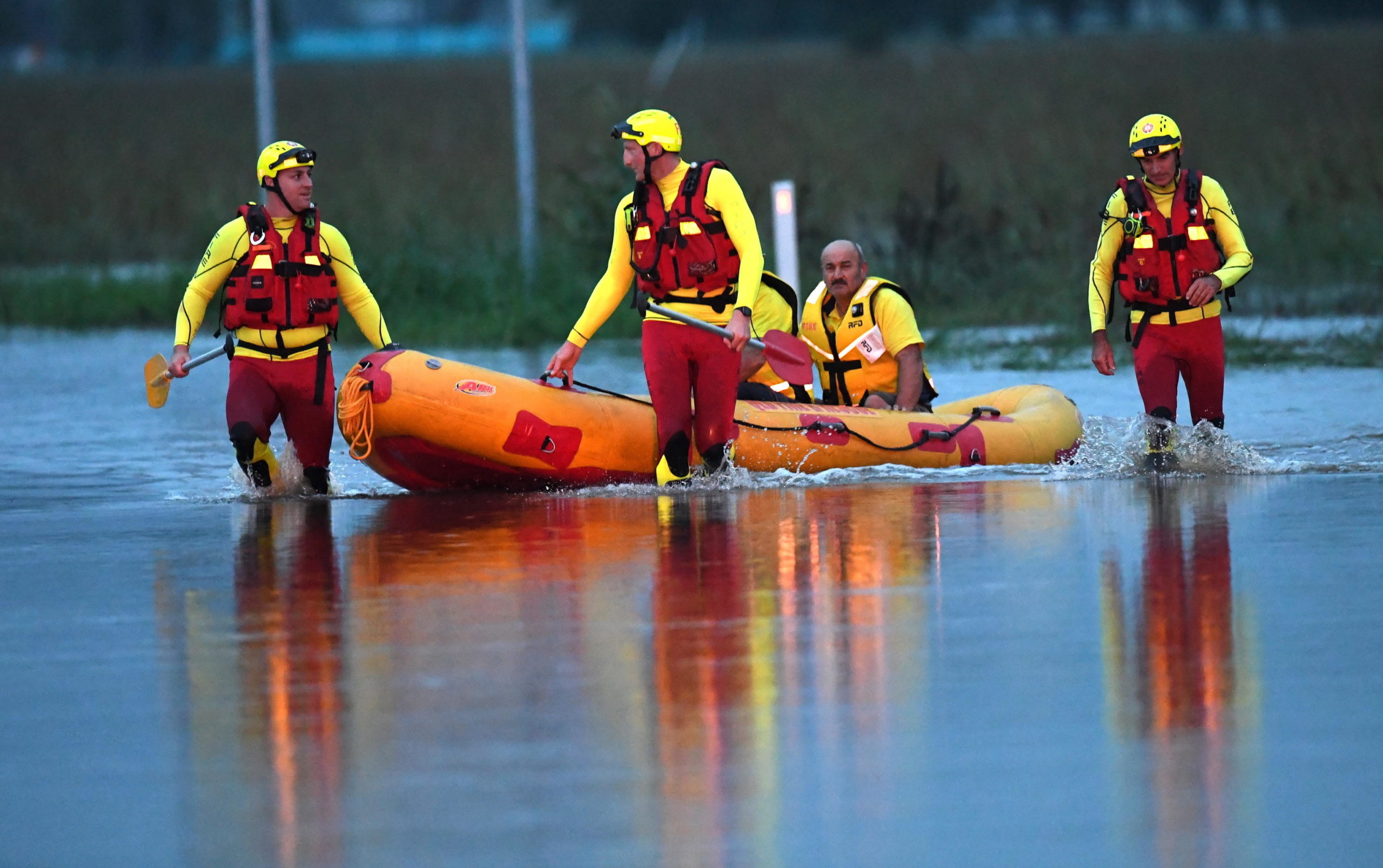 Gommoni di soccoritori nei pressi della diga di Warragamba