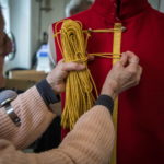 La sistemazione dei bottoni di un vestito storico di Napoleone