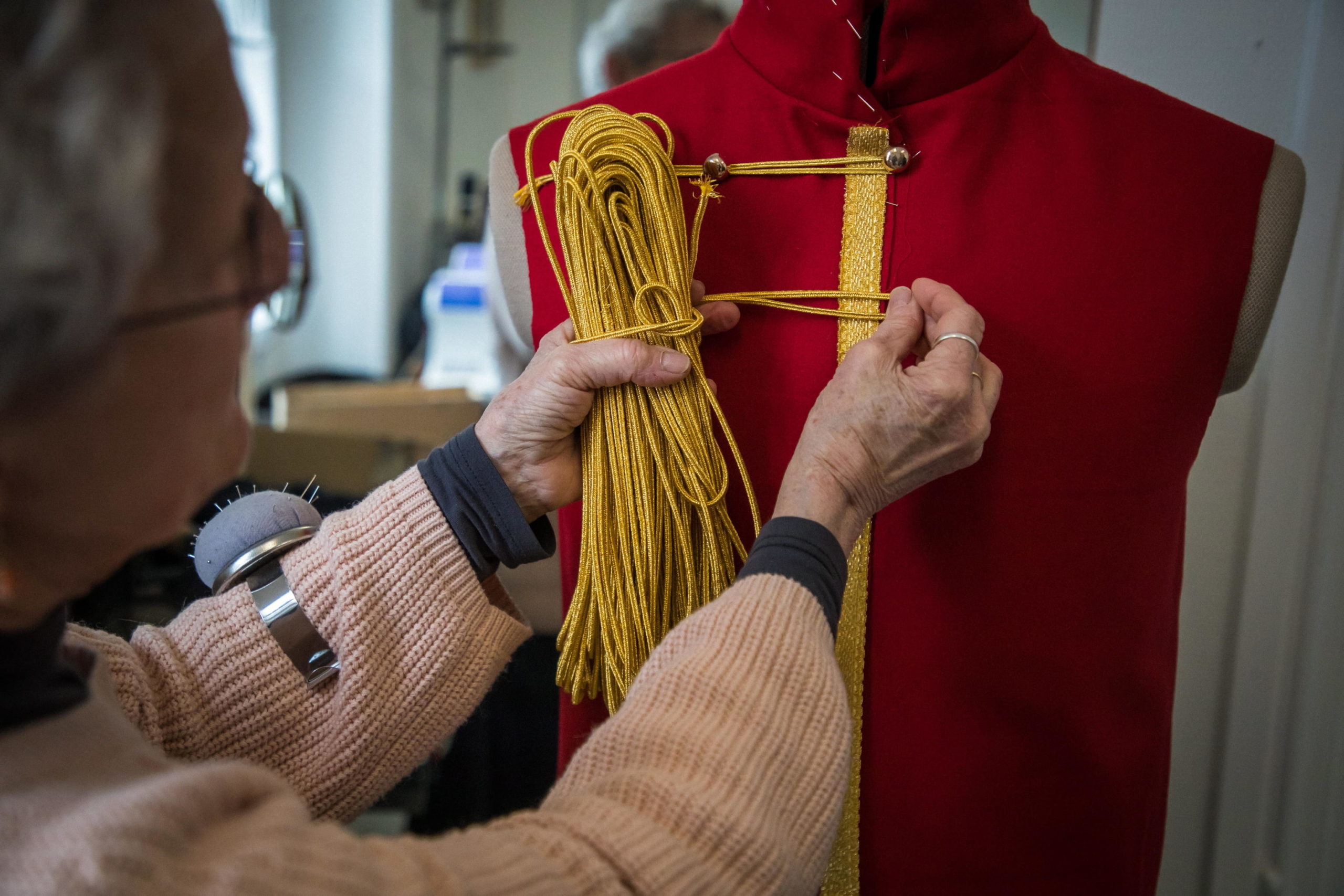 La sistemazione dei bottoni di un vestito storico di Napoleone