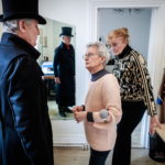 La prova di un cappotto nella sala design dell'associazione