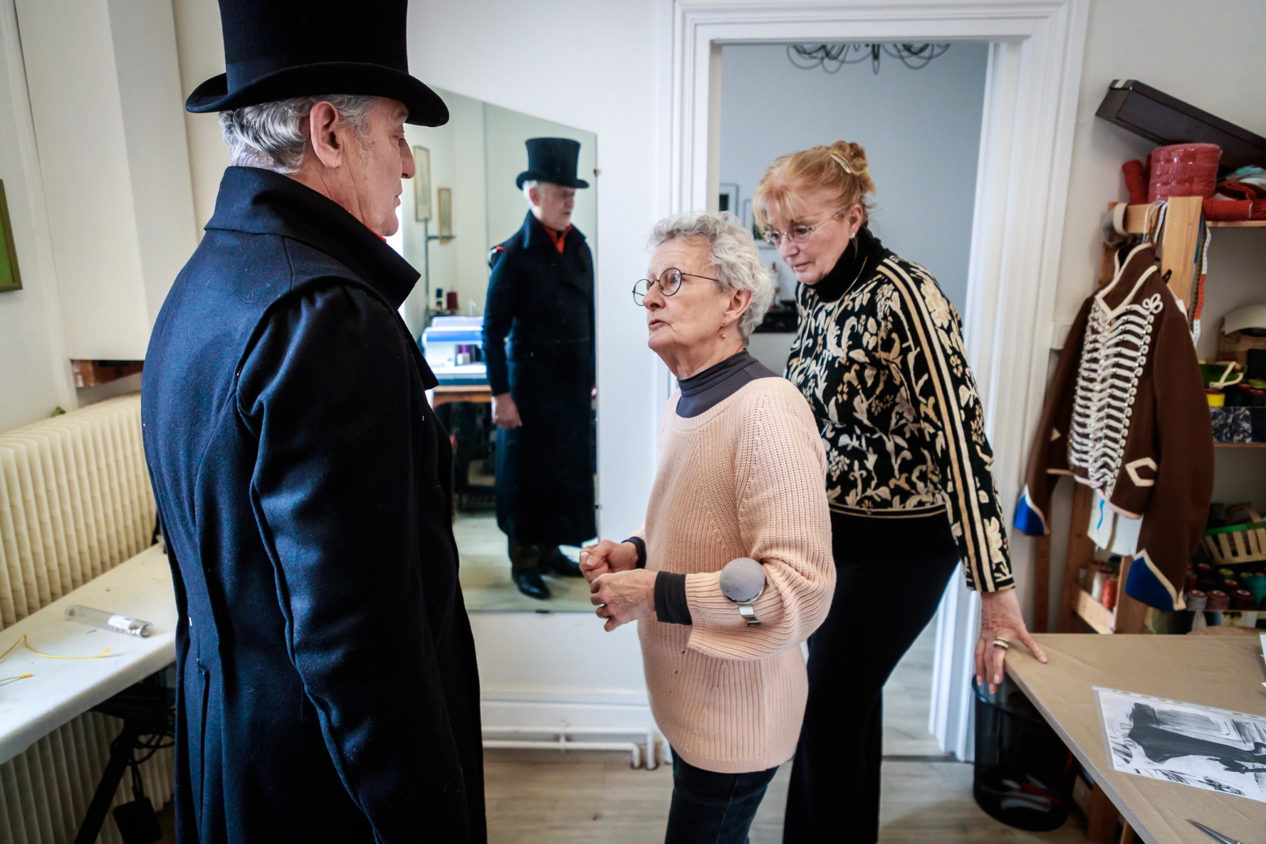 La prova di un cappotto nella sala design dell'associazione