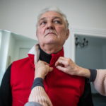 La costumista al lavoro durante la prova di un abito