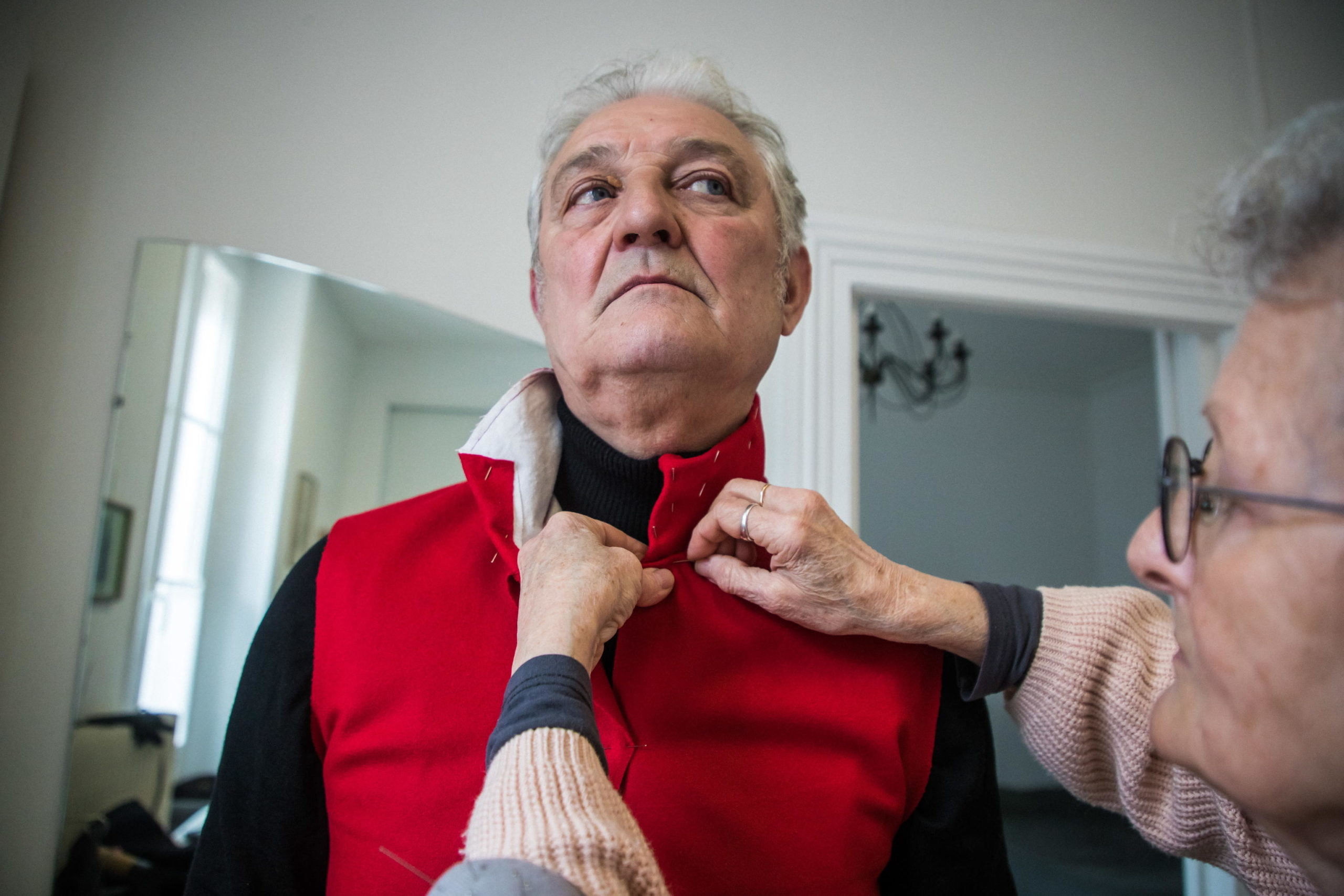 La costumista al lavoro durante la prova di un abito