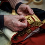 Un dettaglio della preparazione del vestito, svolta dalla costumista Nelly Graillot